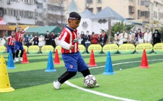 培养孩子学足球费钱吗，培养孩子学足球费钱吗多少钱