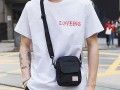 足球斜挎包男生可以戴吗，足球斜挎包男生可以戴吗图片